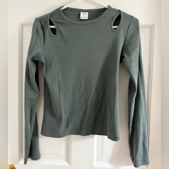 Zara long sleeve with cutouts girls size 13-14 fits women’s XS/S - Picture 1 of 3